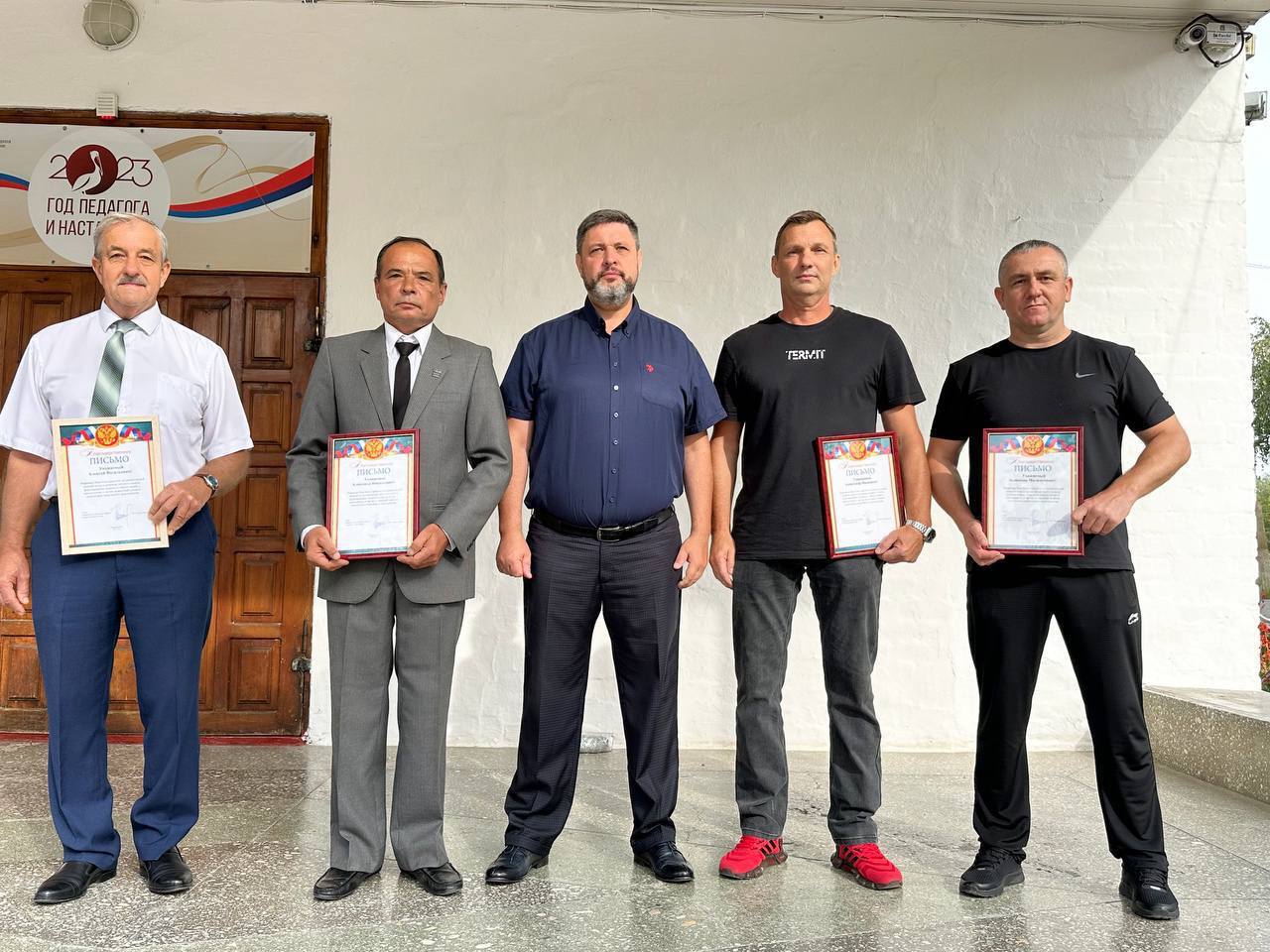 В посёлке Комсомолец провели торжественную линейку в рамках запущенного пилотного проекта «Бокс в школе»